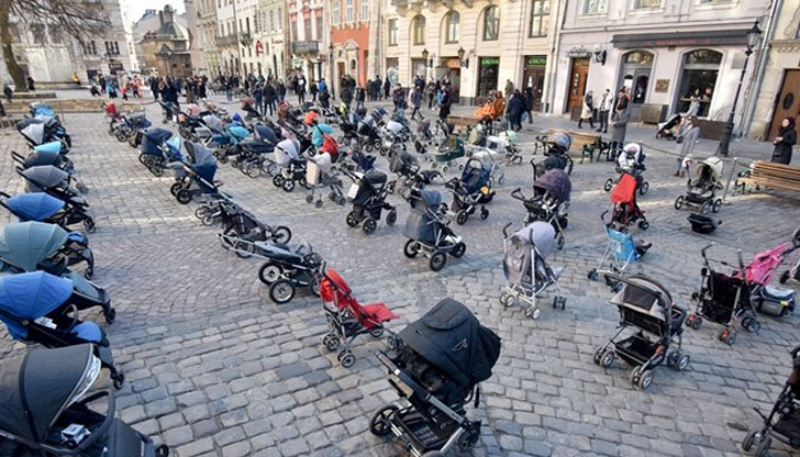 Празни бебешки колички бяха наредени в центъра на украинския град