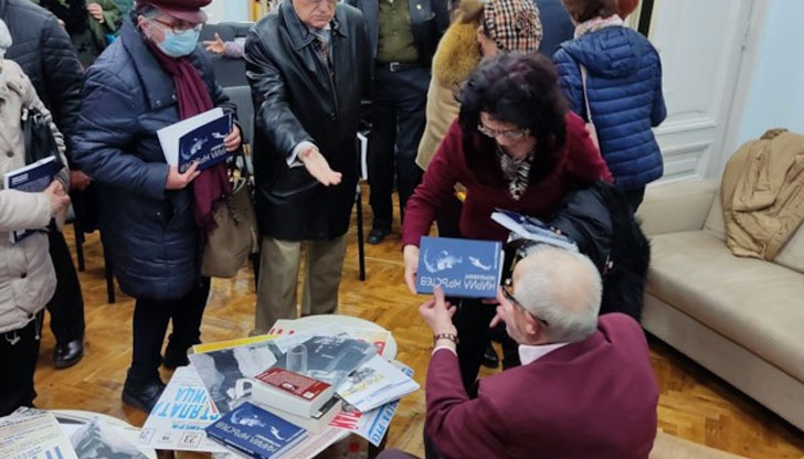 Авторът на книгата е русенският писател, преводач и общественик Огнян