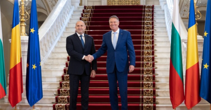 Радев и Йоханис обсъдиха сигурността в региона"Каквато и да е