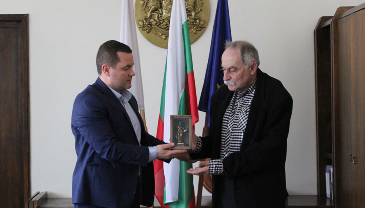 Той бе награден със статуетка с облика на Паметника на