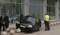 Кола "паркира" върху ограничителните топки пред мола в Русе