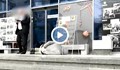 Защо мъж легна с вързани ръце пред Руския културен център в София