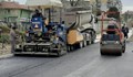 Общински служители асфалтират улици в квартал "Родина"