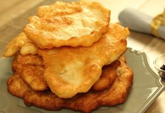 Пред аромата на вкусни пържени закуски неделя сутрин с чаша