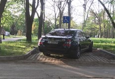 Автомобил спрял на две инвалидни места в парка на Младежта