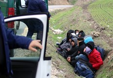 Млад мъж превозвал чужди граждани преминали без разрешение през границата