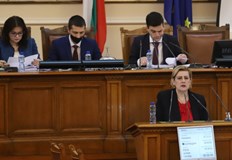 Според Елена Гунчева България изпраща оръжия на УкрайнаПП Възраждане поиска