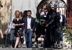 Семейството на премиера посети арменското училищеМинистър председателят Кирил Петков спря в