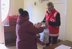 От Българския червен кръст в Русе зарадваха бездомните хора с празнични пакети