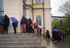 Въпреки лошото време стотици миряни извиха опашки пред русенските храмове за