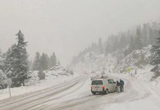 Сняг заваля в турския средиземноморски окръг Анталия предадоха телевизиите ТРТ Хабер