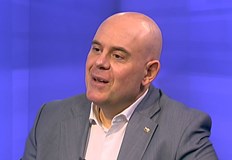 ХИЛИ СЕ а сърцето му трепере за анал 3 НОВАНЮЗ