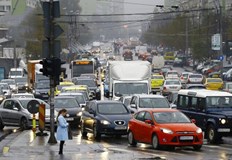 ЕС призовава хората да шофират по малко да използват по малко климатици и да работят от вкъщи поне три дни в седмицата