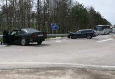 Млад мъж пострада след челен удар между два автомобила на