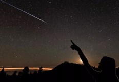 Пик на метеорния поток Лириди ще да падат средно