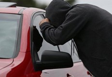 Автомобилът е бил оставен отключен а ключовете сложени в подлакътник