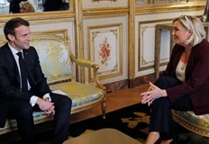 Трети е бившият министър председател Франсоа Фийон с 19 6 от гласоветеЕманюел