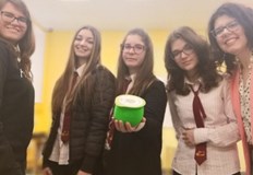 Ученички от АЕГ Гео Милев създадоха биоразградима кофичка за кисело мляко съвместно с преподаватели от университета и се класираха за националния кръг на състезанието за учебни