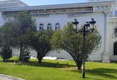 Част от фасадата на сградата на македонското правителство тази сутрин