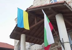 Отец Петър коментира че е поставил флага в солидарност на