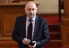 Вече повече от час депутатите обсъждат в пленарна зала изборът