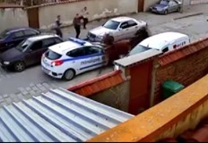 Кон прегази полицейски автомобил За ден куриозното видео от охранителна