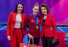 Гимнастичката от българския ансамбъл Петя Борисова беше избрана за Кралица