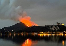 Евакуирани са десетки хораПротивопожарните служби в Северна Италия се борят