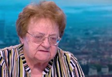 Около 1 3 до половината хора в градския транспорт носят маскиВ