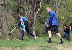 Украинските бежанци намерили подслон в Благоевград организираха съботно почистване в