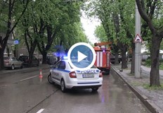 Силният вятър затрудни движението на автомобили по улиците тъй като