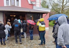 Студеното време и дъждът на Цветница не отказаха русенци да отидат до