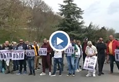 Недоволни от състоянието на пътя към Златни пясъци блокираха движението