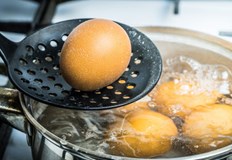 По традиция великденските яйца се боядисват на Велики четвъртък или на Велика събота Смята