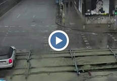 Екшън сцени на оживено столично кръстовищеКола затъна в прясно налят