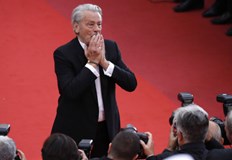 На 10 март излезе автобиографичната книга Между куче и вълк