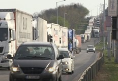 Колоната от тежкотоварни превозни средства днес е около осем километраИзключително