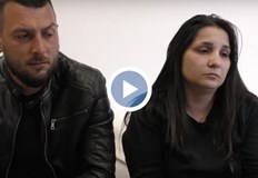 Целите в черно с подпухнали от плач очи родителите на