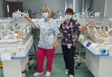 Мъничката Божидара се роди едва 700 грама сестричките ѝ Калина