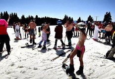 Атрактивно по бански костюми група ентусиасти закриха зимния сезон в