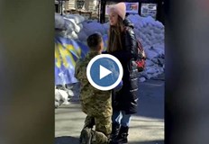 Украински войник предложи брак на приятелката сиВидео публикувано в социалните