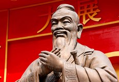 Дефиле на традиционни китайски облекла игри с пръчки за хранене