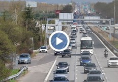 По основните пътища в страната се образуваха километрични опашкиВ края