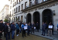 Психолозите препоръчват работа с всички двамата родители и дететоПротест