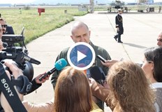 Президентът летя на един от най съвременните изтребители Политици и демагози пренебрегват