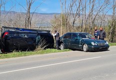 Зрелищна каскада край оранжериите на ПетричШофьор на Мерцедес губи управлението