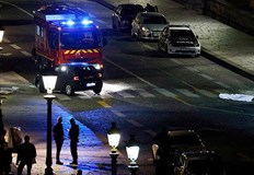 Кървава нощ във Франция след победата на МакронФренски полицаи откриха
