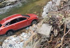 Кола падна в реката по тесния път за село Ягодина