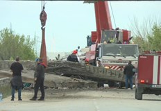 Съборена подпорна колона на предпазна естакада затисна две жени в