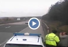 Български полицай беше заснет да удря шамар на турски шофьор